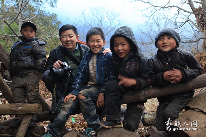 作家何万敏与凉山彝族孩子们。.jpg