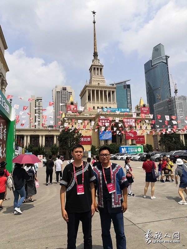 1566385829151251.jpg 英布草心与书中的主人公在一起.jpg