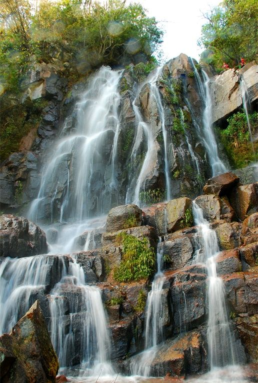 河流流域林木茂密,瀑布落差大,在近千米的河道上有高低落差瀑布十余个,最高瀑布落差40余米,形成各具特色的瀑布群。 河流流域林木茂密,瀑布落差大,在近千米的河道上有高低落差瀑布十余个,最高瀑布落差40余米,形成各具特色的瀑布群。