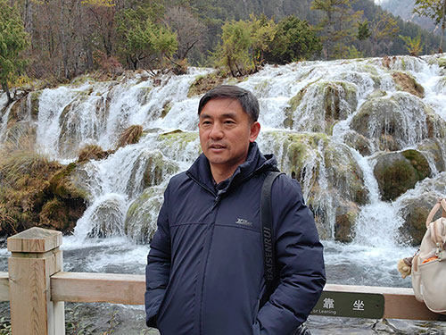 对“传统”的体认、回望和精神承载——评阿苦里火诗集《肺叶压不住浮上水面》