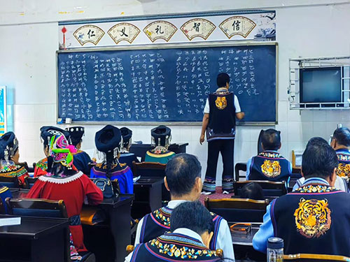 夕阳正红:云南武定县退休人员在保护传承彝族文化中勇挑重任