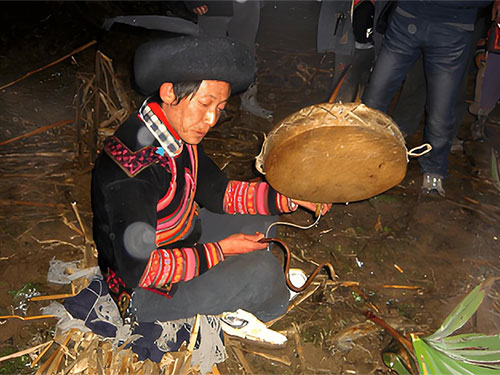 原始的祭祀经乐:彝族毕摩经诵