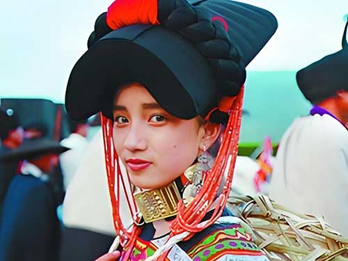 从自然崇拜到现代审美:彝族女子服饰符号的美学表达与文化传承