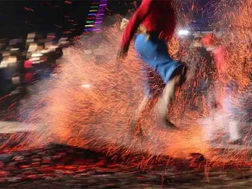 刀刃与火焰之间:彝族“都则朵洛”仪式的神圣逻辑与现代转型