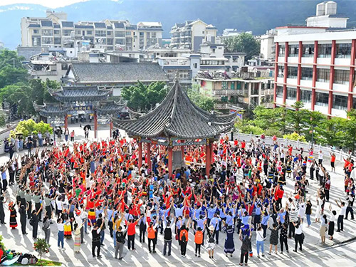 普洱民族团结誓词碑盟誓代表后人:像珍爱眼睛一样珍爱民族团结