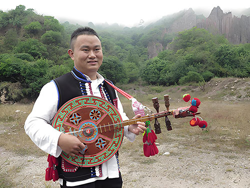 彝族歌舞文化的追光者——记通海“四弦小王子”张选有
