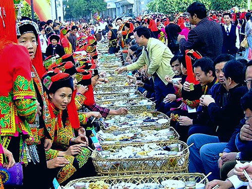 孔建庵|长街宴上的欢歌