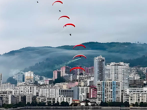 黄发能丨全国滑翔伞联赛个旧站:云端之舞,金湖之约