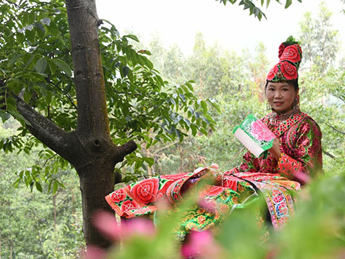 巍山东山“绣娘”闭兴美:“穿上自己绣的嫁衣当新娘”