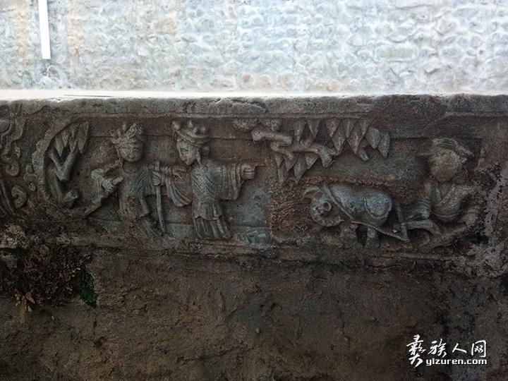 相传,古代八家土司被封掌印官,这幅图反映的是八家土司和将军在办案,民间唤作春牛图,在墓碑上使用的.jpg