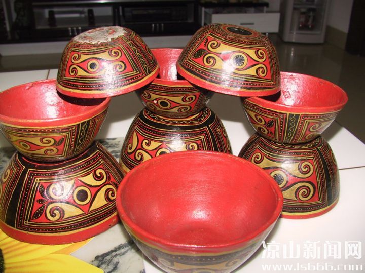 彝族漆器:牛皮碗