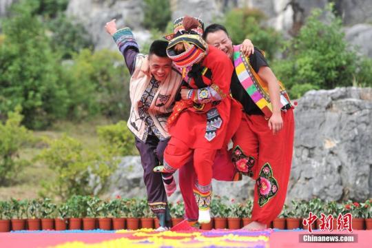 资料图:在中国·石林第二届国际阿诗玛文化节上,60对新人、伉俪齐聚共同体验石林彝族传统婚俗。 任东 摄