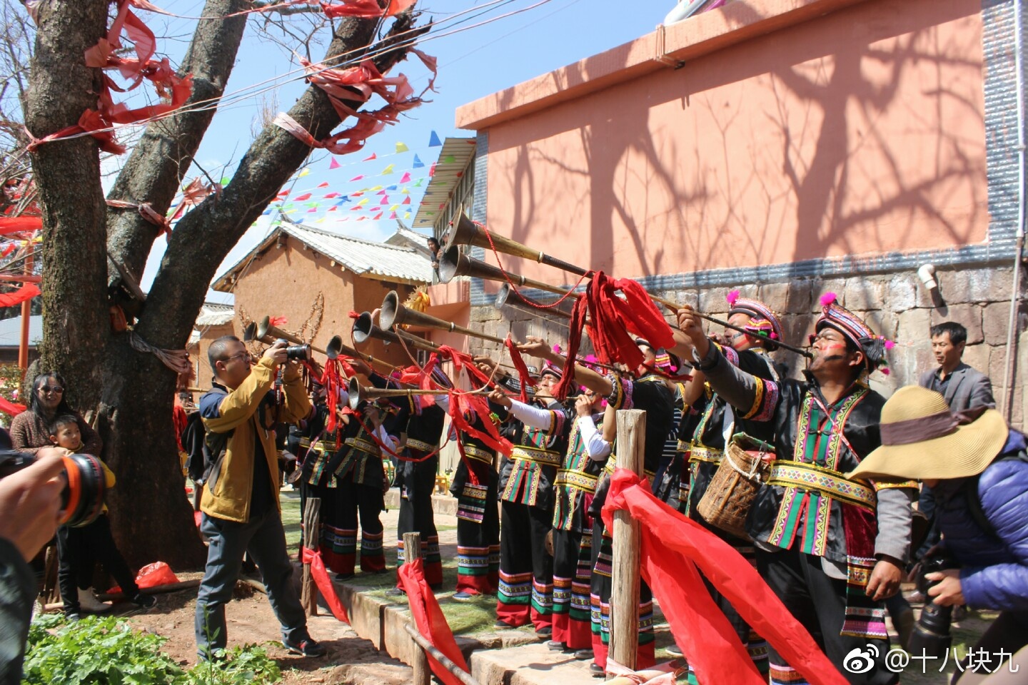 热闹的祥云七宣彝族哑巴节