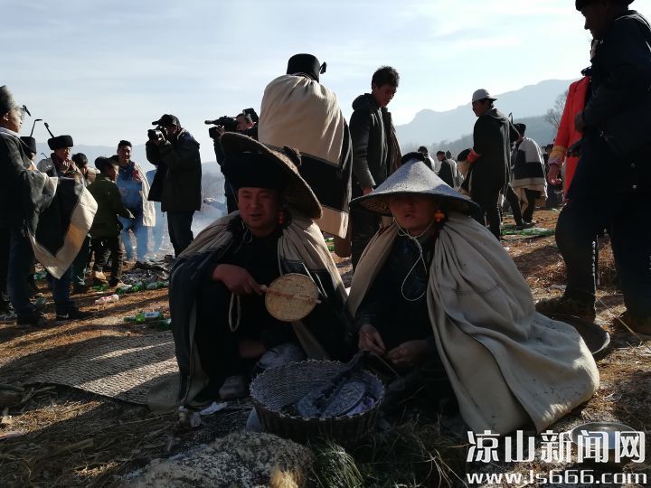 曲比拉火(左一)。