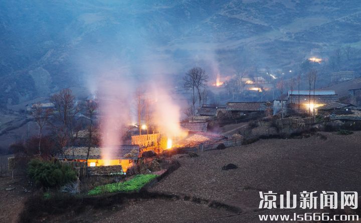 彝家村寨处处弥漫着”年味儿“。