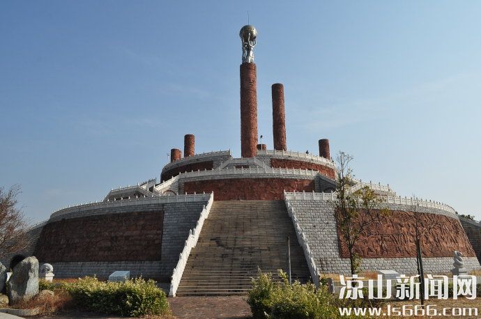 云南楚雄彝族太阳历公园。据网络