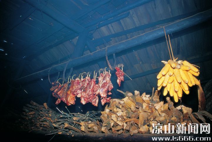 过年了，屋檐下挂上了收割的玉米，宰杀好的年猪。