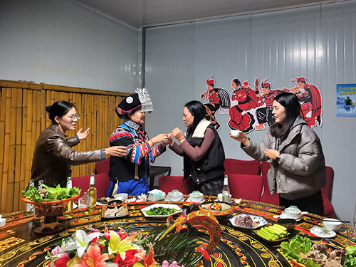 米易四中彝之独秀——记米易四中彝族年之感