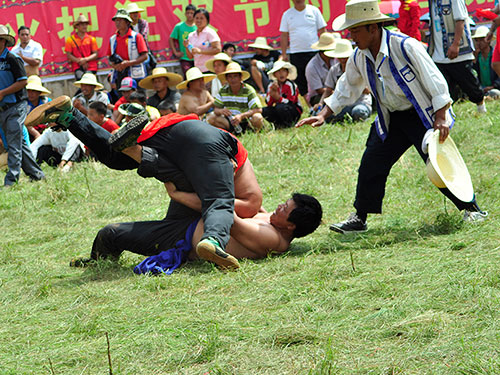 彝族撒尼人山神祭祀摔跤的源流与传承探析