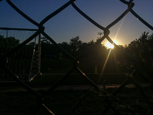 管鹏｜冷风吹过这座孤独的城市