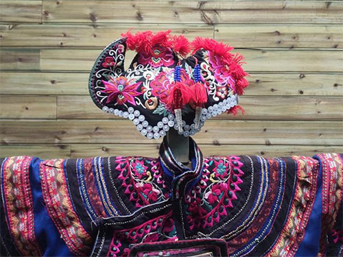 彝族支系俚颇鸡冠帽和羊皮褂的文化意义