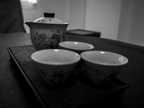 官场浮世绘的解构与重构——评郁东的新新诗《熊县长》