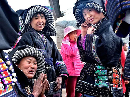 彝族俐侎服饰：以黑为美，织就千年文化密码