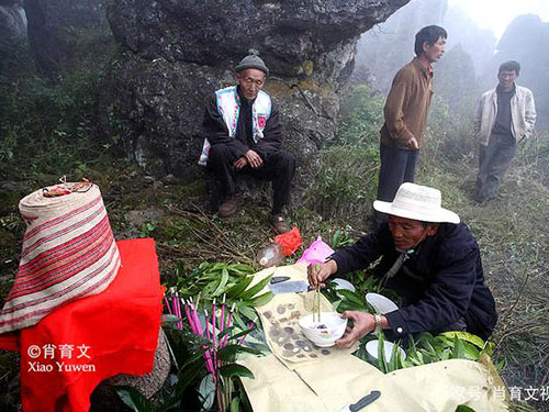 实拍云南僰人后裔的洞葬仪式，500多年的历史缺少记载