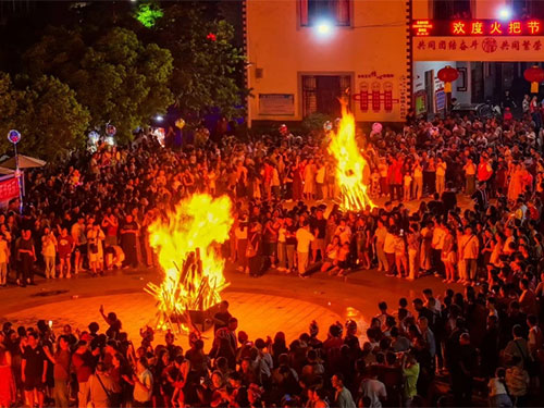 欢腾的康巴彝族火把节