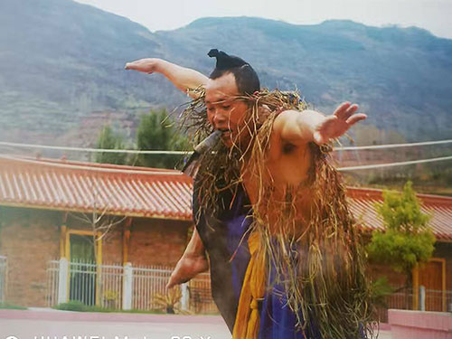 胡德明：火把节毕摩精彩绝活的表演