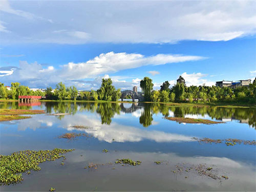 卞育能｜一弯碧水，半城诗意