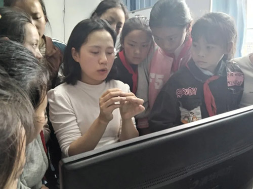 薪火中的自信：取比格西与非遗传承之路