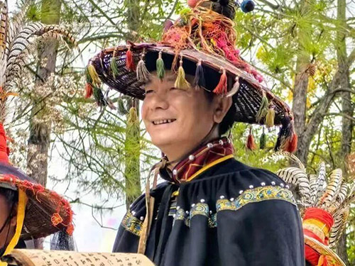 羊皮卷上的彝魂守望者一一毕摩李万忠