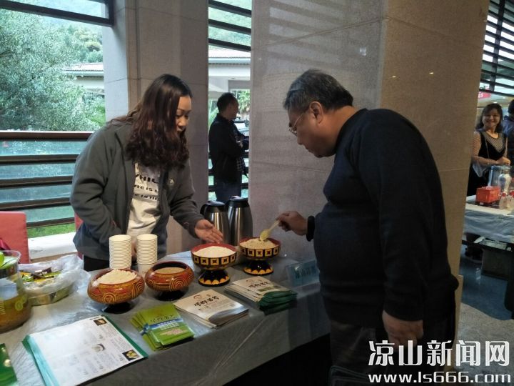 参会人员品尝燕麦荞麦。本报记者 杨晓琼 摄